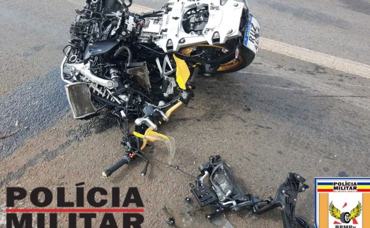 Motociclista morre em colisão frontal com caminhão na BR-146, em MG