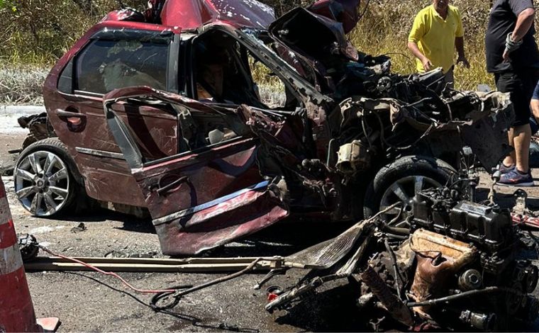 Acidente entre carro e caminhões deixa um morto e quatro feridos em Minas Gerais; veja vídeo 