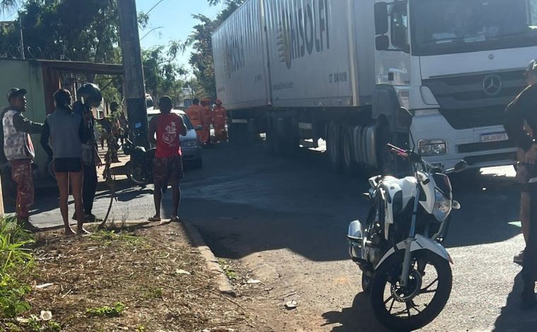 Homem morre atropelado por carreta na Avenida Norte Sul em Sete Lagoas