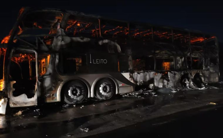 Ônibus com mais de 50 passageiros pega fogo em rodovia de Minas Gerais; veja vídeo  