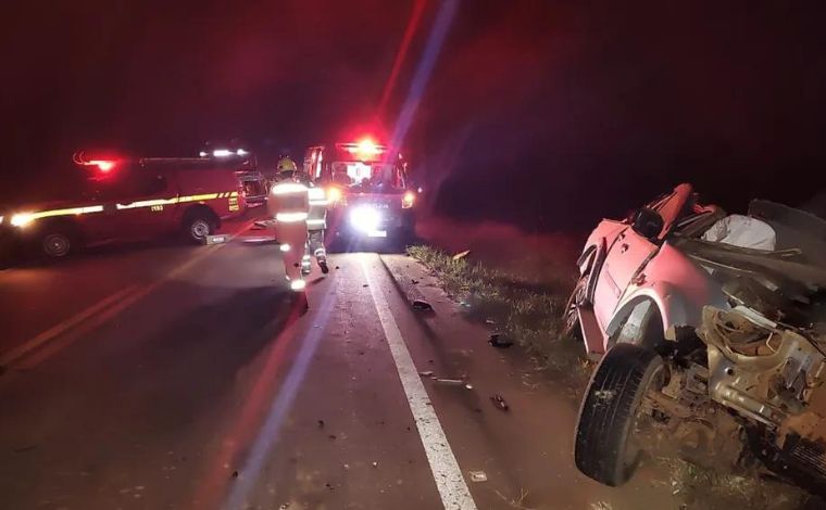 Acidente entre carreta e caminhonete deixa um morto na rodovia MGC-369