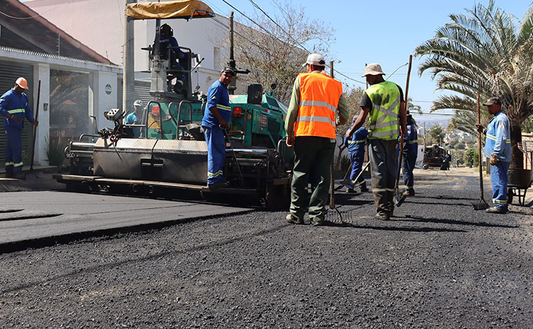 Prefeitura de Sete Lagoas realiza obra emergencial de saneamento e pavimentação da rua Dudu Azeredo