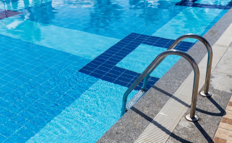 Mulher de 46 anos encontrada morta em piscina de clube de Sete Lagoas