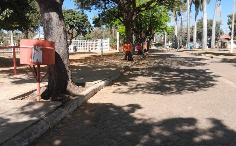 Lixeiras depredadas na Lagoa do Boa Vista são reparadas e trocadas em Sete Lagoas 