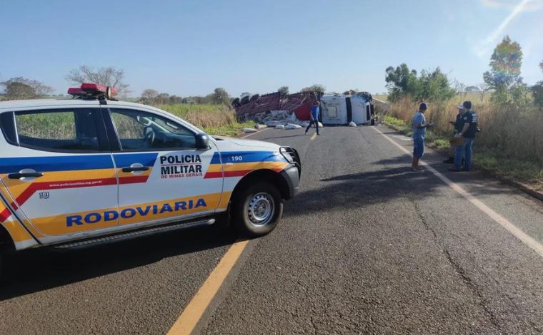 Acidente entre dois caminhões deixa um morto e um ferido na rodovia MGC-497