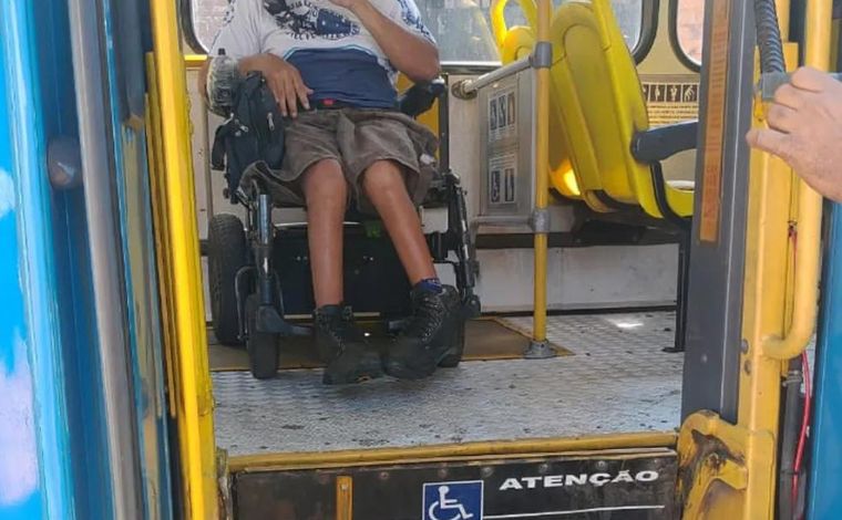 Cadeirante fica preso dentro de ônibus por quase 5 horas após elevador estragar em BH