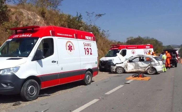 Três pessoas morrem em grave acidente entre dois carros na rodovia MG-050