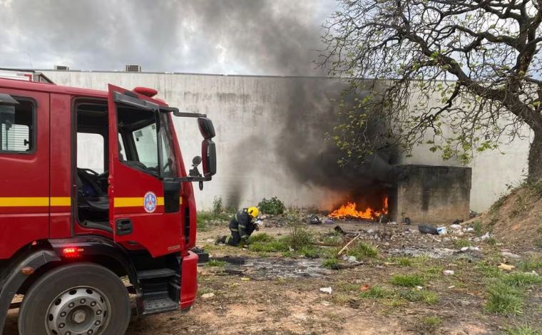 Homem morre carbonizado após incêndio em fábrica de material reciclável em Minas Gerais 