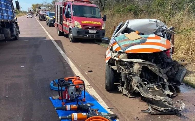 Motorista morre em acidente entre carro e caminhão na BR-365, em MG