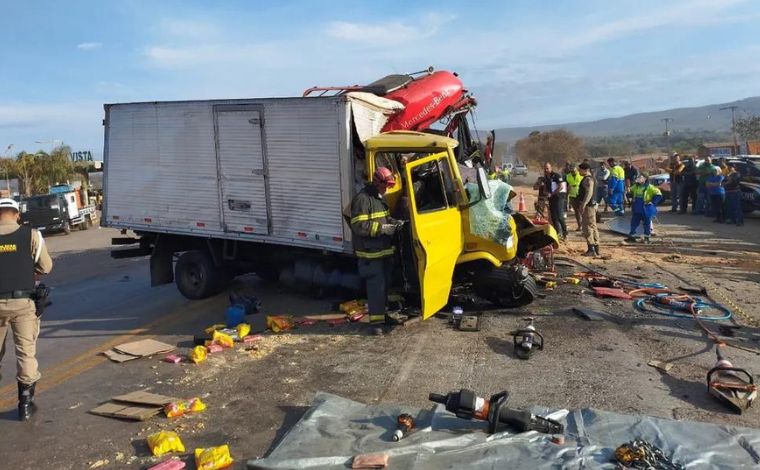 Dois motoristas morrem após colisão entre caminhões na BR-135, em Minas