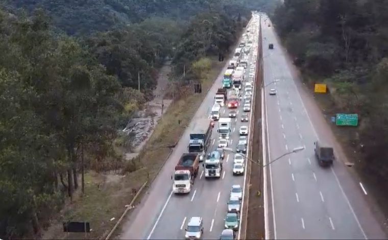 Motociclista morre após invadir contramão e colidir com caminhão na BR-040, na Grande BH