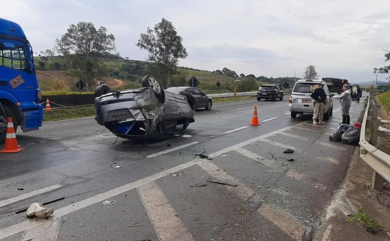 Mulher morre e quatro pessoas ficam feridas após carro invadir contramão e capotar na Fernão Dias