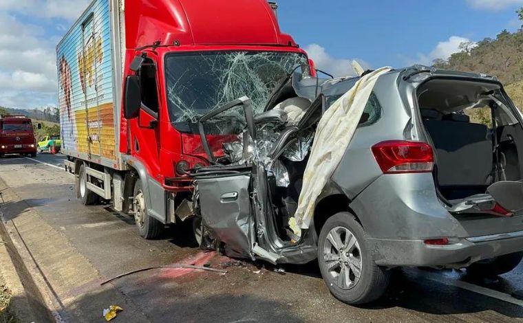 Colisão entre carro e caminhão deixa três mortos na BR-116, em MG; quatro pessoas ficaram feridas 