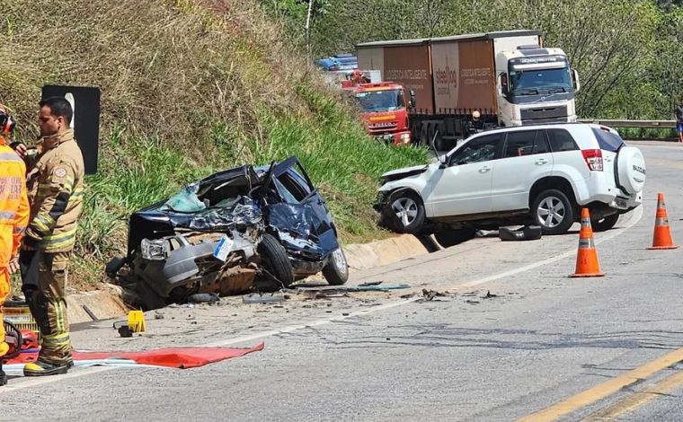 Três pessoas morrem e duas ficam gravemente feridas em acidente na BR-381 em Minas