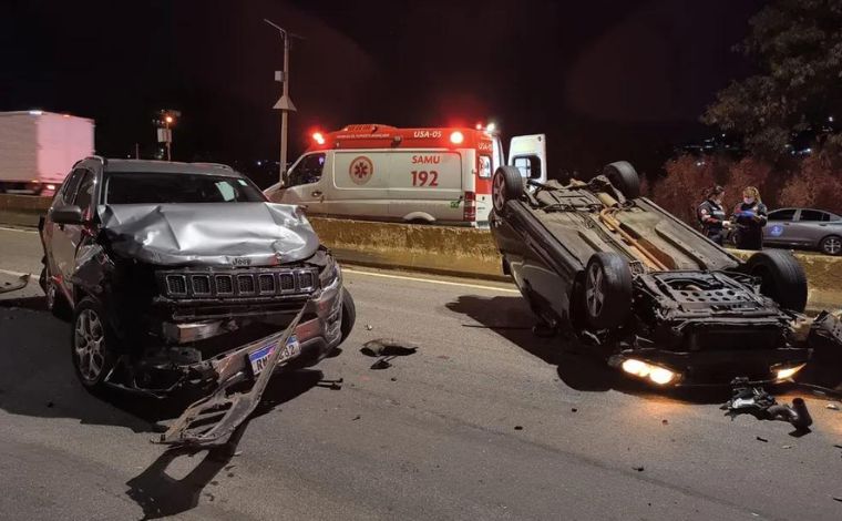 Carreta carregada com refrigerantes atinge carros no Anel Rodoviário de Belo Horizonte; veja vídeo