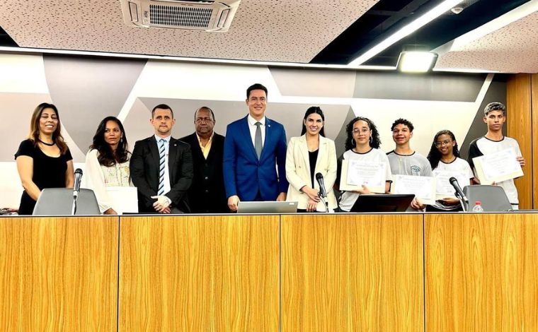 Douglas Melo homenageia alunos da escola Renato Azeredo por conquistas em Olimpíada de Física