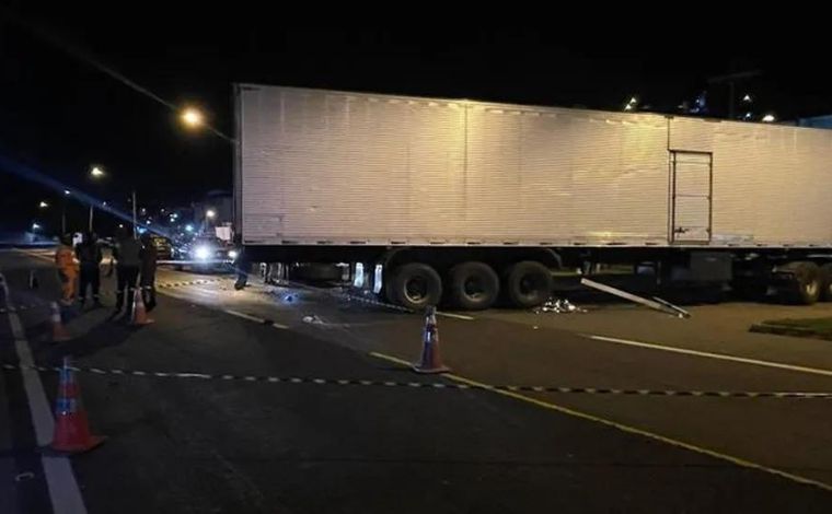 Motociclista morre ao bater em carreta que fazia manobra em local irregular na BR-116, em MG