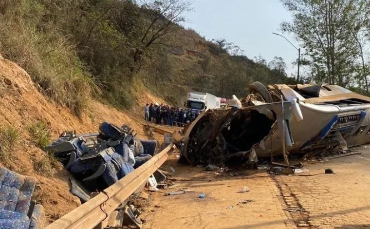 Polícia Civil divulga vídeo do acidente de ônibus que matou torcedores do Corinthians na Fernão Dias