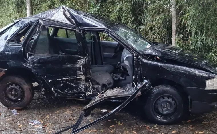 Homem morre e mulher fica gravemente ferida após carro aquaplanar e colidir com veículos na MG-179