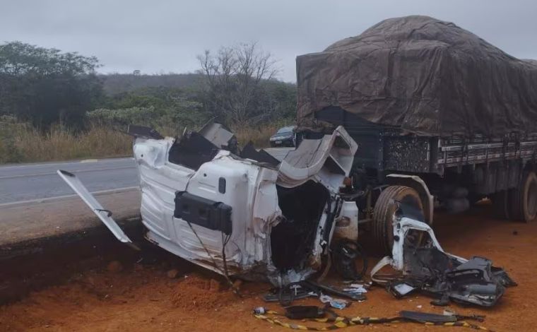 Motorista morre após colisão entre caminhonete e caminhão na MGC-135, em Curvelo