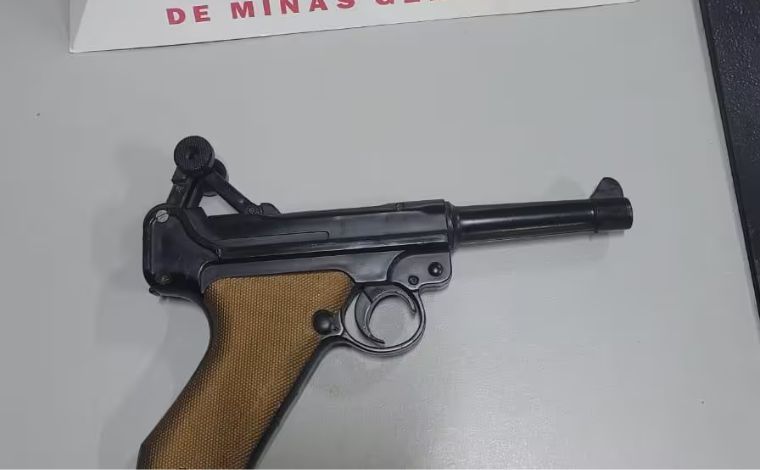 Mulher é presa após usar arma de brinquedo para repreender crianças em Minas 