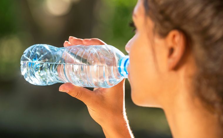 Beber muita água todo dia para perder peso: mito ou verdade?