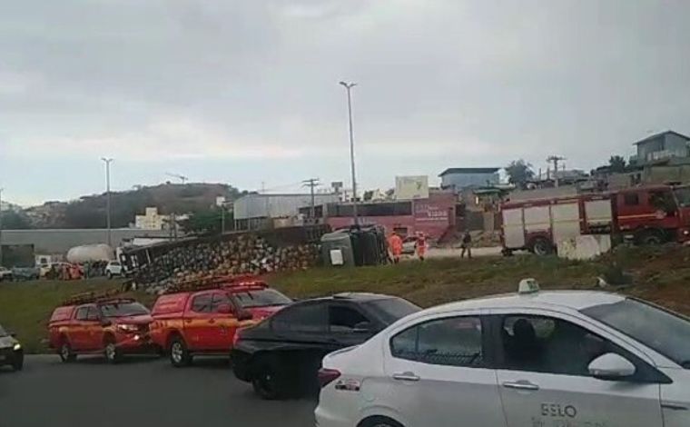 Caminhão com gás tomba e complica Anel Rodoviário de Belo Horizonte; carga foi saqueada 
