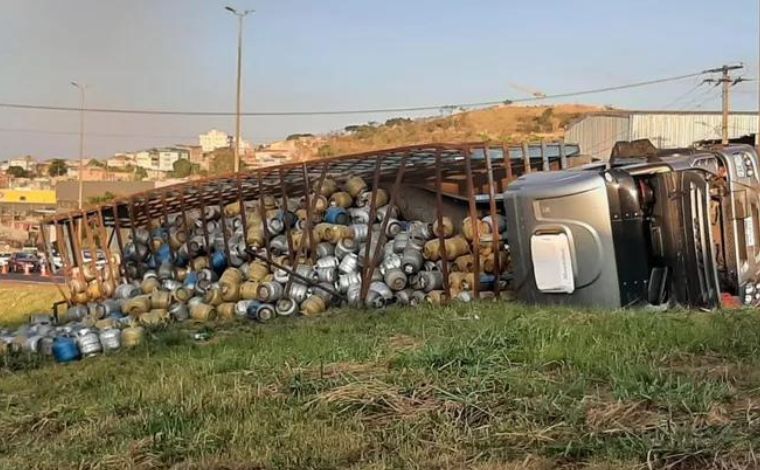 Polícia investiga suspeitos de saquear 300 botijões de gás de carreta acidentada no Anel Rodoviário