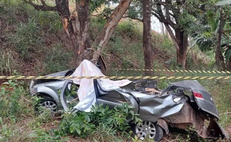 Casal morre após carro capotar e cair em ribanceira na BR-474, em MG