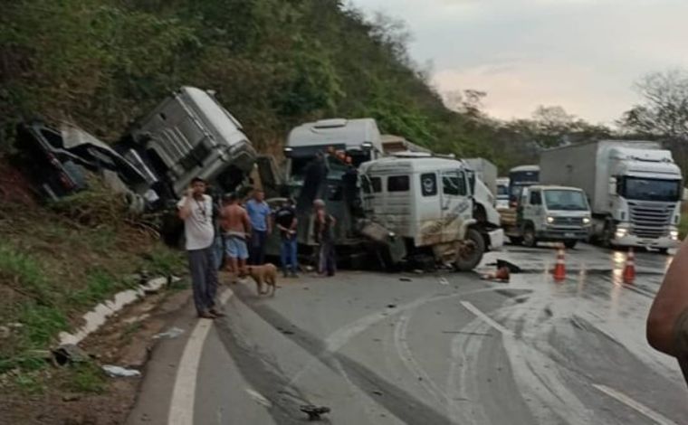 Vídeo: Acidente com carretas interdita BR-381 e deixa uma pessoa ferida na Grande BH