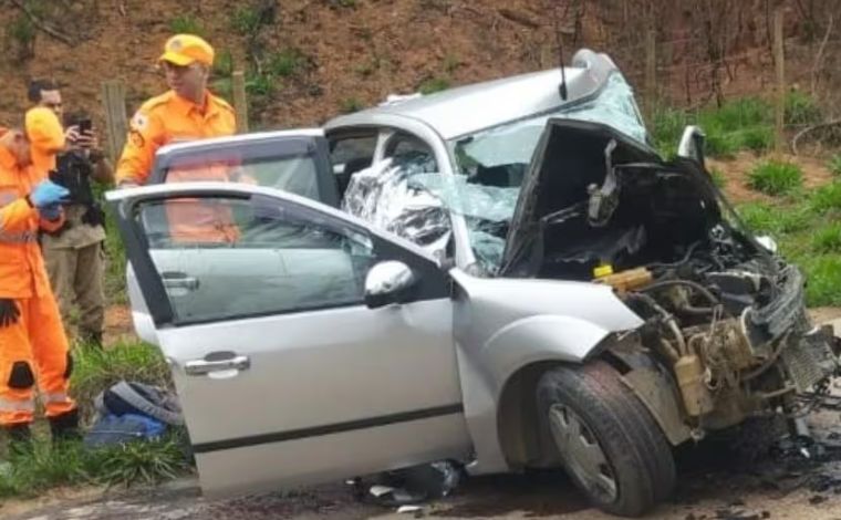 Avó e neta morrem carbonizadas depois de acidente em vicinal entre