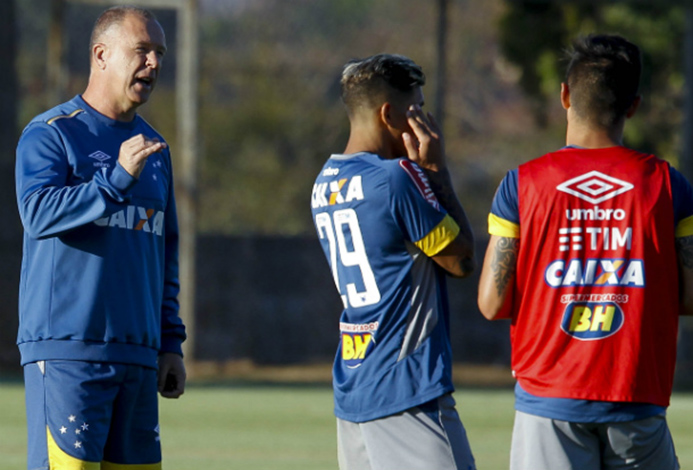 Cruzeiro encara Santa Cruz no Mineirão para subir na tabela