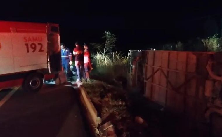 Motorista perde controle da direção e ônibus tomba na BR-251 em MG; 10 pessoas ficaram feridas 