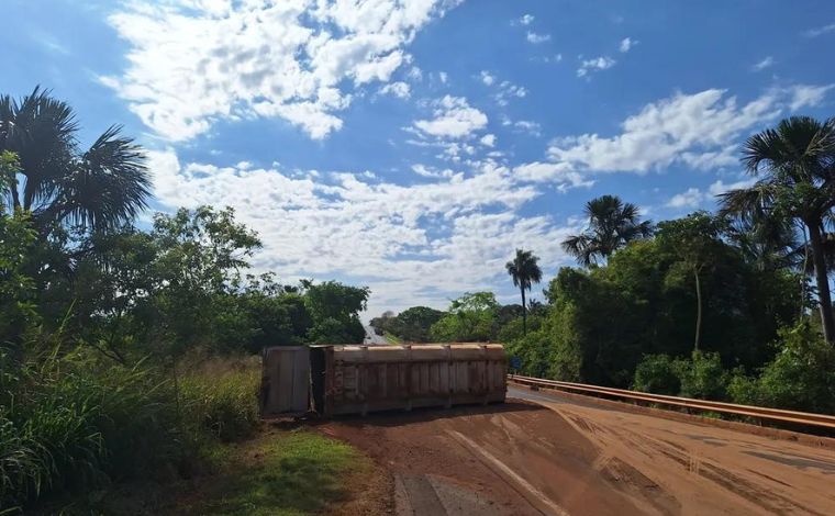 Mulher morre após carroceria de carreta se soltar e atingir carro na BR-365, em MG