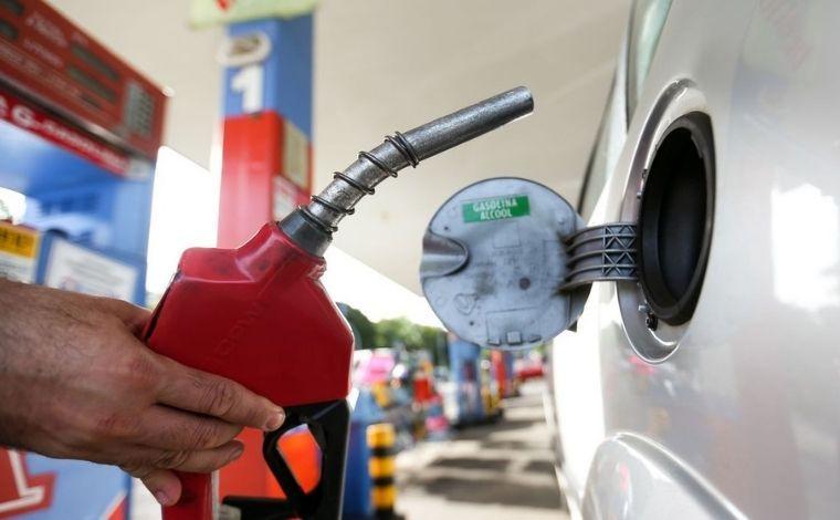 Preço médio do litro da gasolina inicia setembro acima de R$ 6 no Brasil