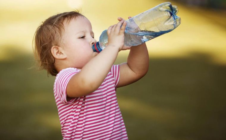 Idosos e crianças no calor: o que fazer para evitar desidratação e problemas respiratórios?
