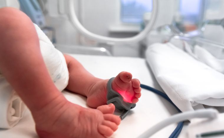 Bebê de família com restrição religiosa recebe autorização judicial para transfusão de sangue em MG