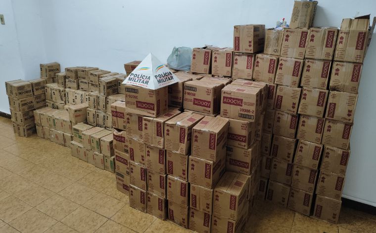 Trio é preso após saquear carga de caminhão em Caetanópolis; 230 caixas de adoçante são recuperadas 