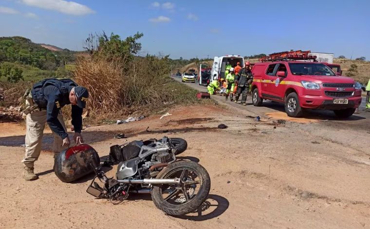 Mulher fica gravemente ferida após ser prensada por caminhão na BR-040, na Grande BH