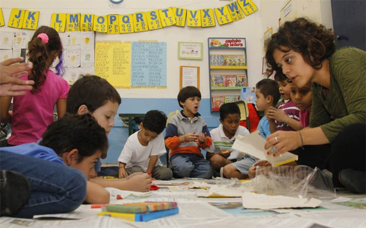Metade dos professores não consegue cumprir conteúdo planejado, diz pesquisa