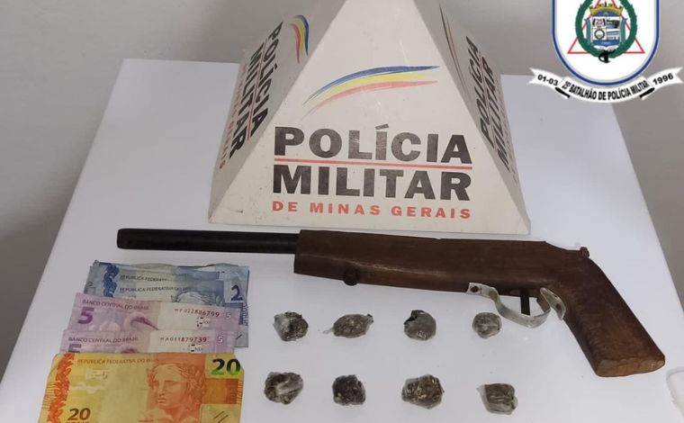 PM apreende menor em Sete Lagoas e prende homem com drogas e arma de fogo em Funilândia