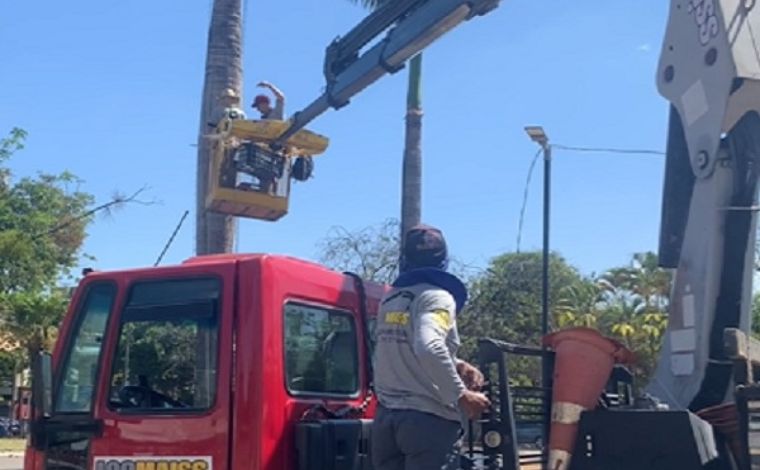 Iluminação do Natal de Luz 2023 começa a ser instalada em Sete Lagoas