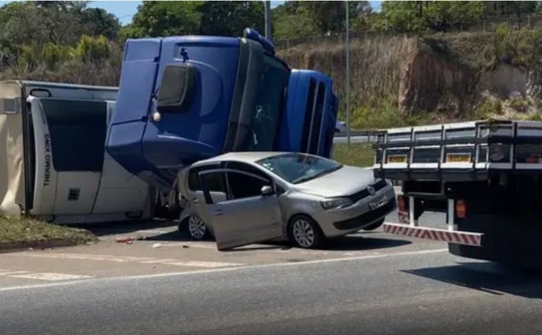 Vídeo flagra caminhão tombando e caindo sobre carro na BR-040, na Grande BH