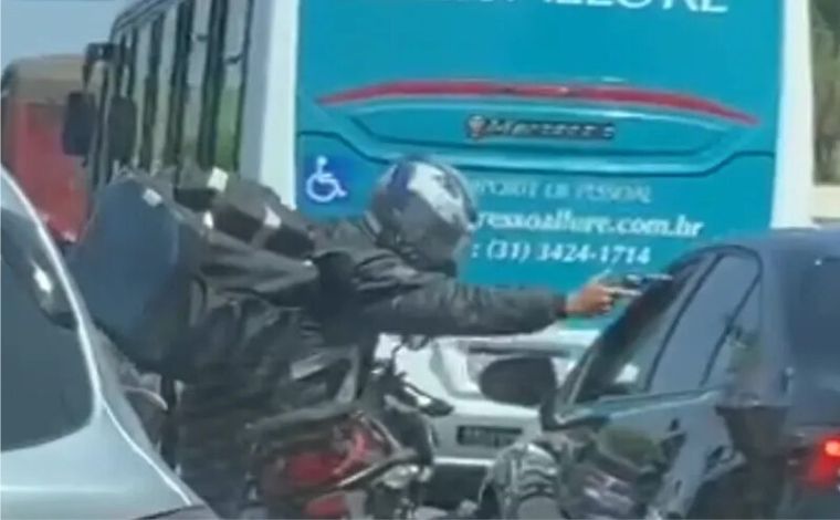 Motociclista assalta motorista em Belo Horizonte, atira e arma falha; veja vídeo