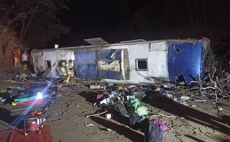 Ônibus tomba e deixa dois mortos e dezenas de feridos na BR-251, em MG