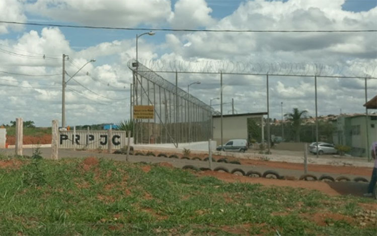 Menor é apreendido tentando levar drogas para o irmão em presídio