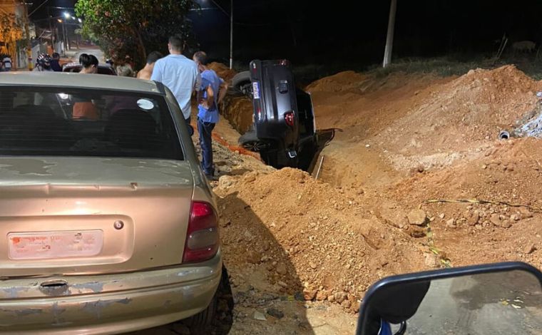 Veículo cai em vala em canteiro de obras na Avenida Sabará em Sete Lagoas; veja vídeo