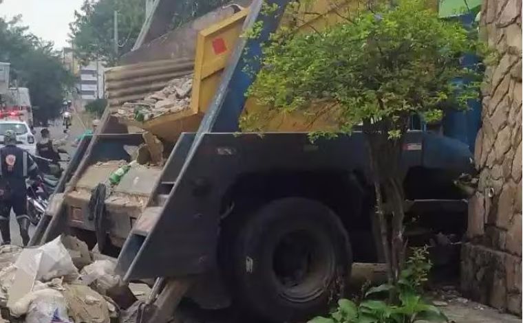 Idoso morre prensado ao tentar evitar acidente com caminhão desgovernado em BH