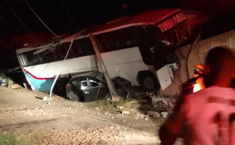 Ônibus desgovernado atinge muro de residência, carro e poste no bairro JK em Sete Lagoas; veja vídeo