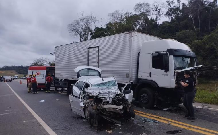 Duas pessoas morrem em batida frontal entre carro e caminhão na BR-120, em MG